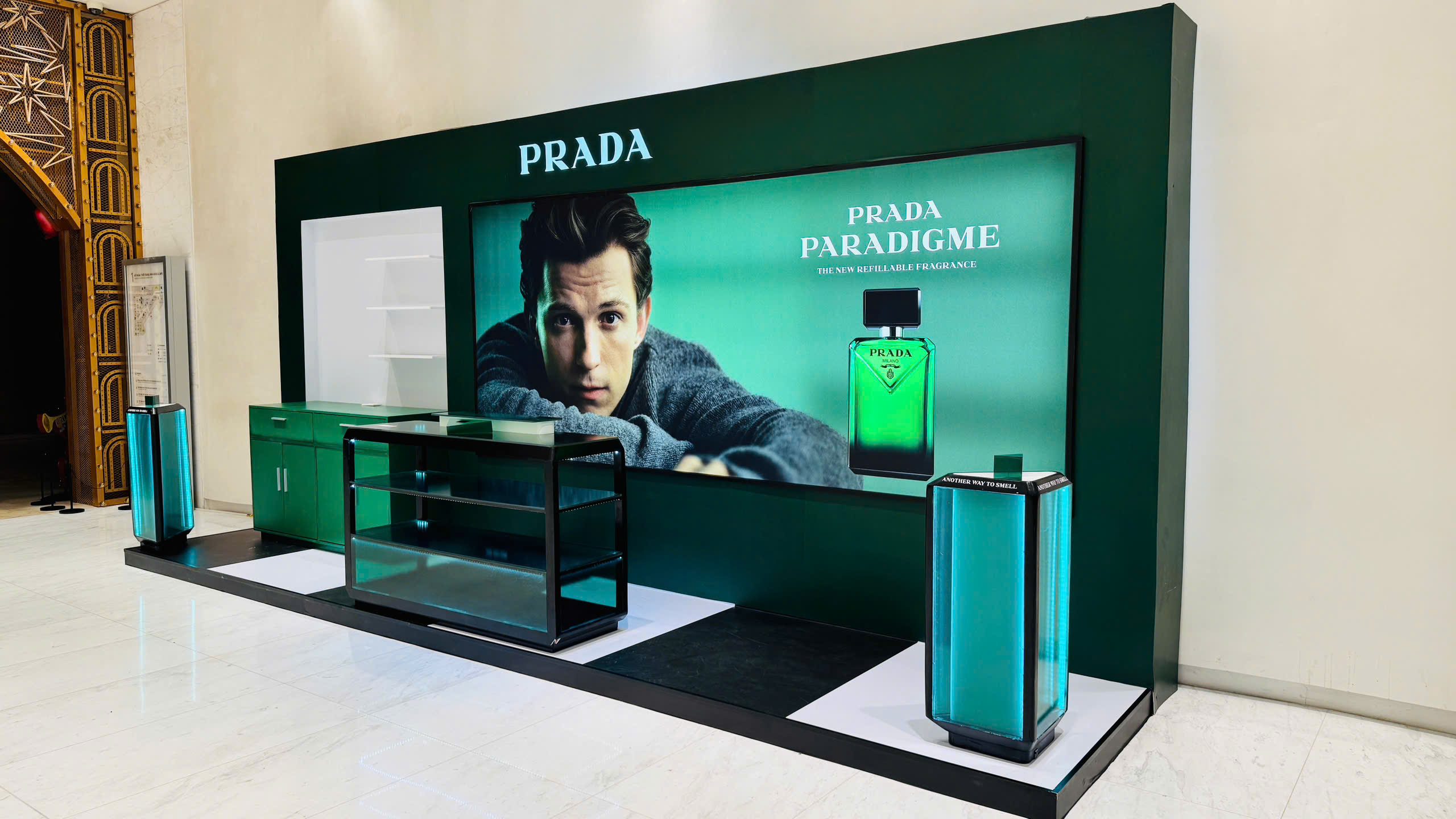 PRADA : BOOTH ACT - Ảnh 6