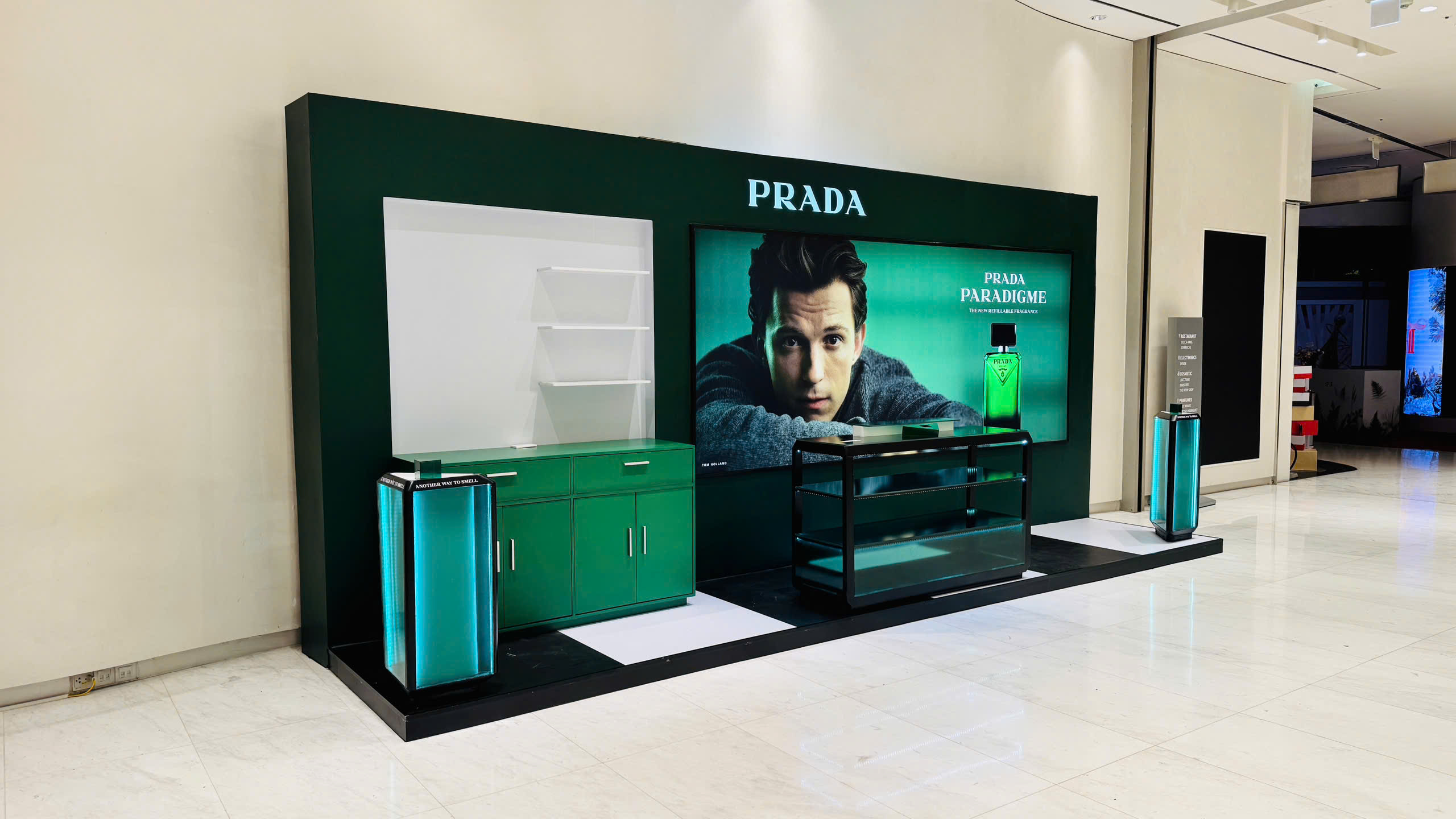 PRADA : BOOTH ACT